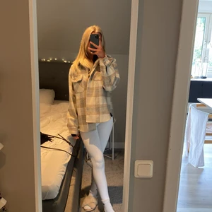 Höst jacka  - Säljer min fina höstiga jacka från jackie, köpt förra året. Sparsamt använd därmed nyshick! Perfket nu till hösten och perfekt värme 