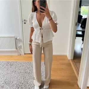 Beigha kostymbyxor madlady  - Skitsnygga kostymbyxor som jag tyvvär måste sälja då de inte kommer till andvändning länhre. De är skit snygga och sitter perfekt. Har de i storlek 34 och längd 30.