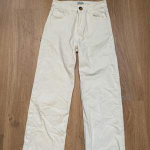 Ett par vita jeans 