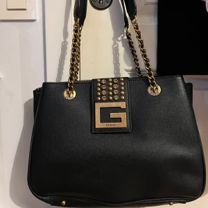 Guess väska  - Helt ny oanvänd guess väska. Inte kommit till användning då jag har andra väskor jag använder mer helt enkelt. Köpt för 1600kr. 