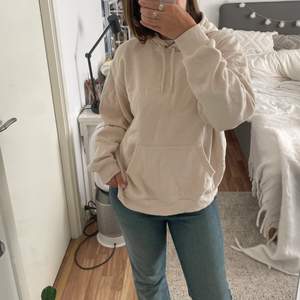 Säljer denna hoodie i beige från Monki☺️ Den är i storlek M och i fint skick med. Köparen står för frakten (spårbar)📦 (Ej så skrynklig som på bild)