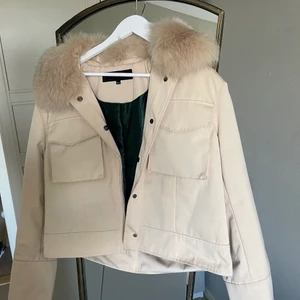 Meotine jacka - Säljer min Meotine jacka som är använd ca 3 ggr. Jackan är i ny skick, strl xs/s 😊  Nypris 2800kr säljs för 2000 