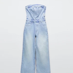 Denim Jumpsuit  - Säljer den populära slutsålda jumpsuiten ifrån Zara🧡 Helt ny med lappen kvar, aldrig använd💓 (säljer då den var för stor för mig och kan ej returnera)💓