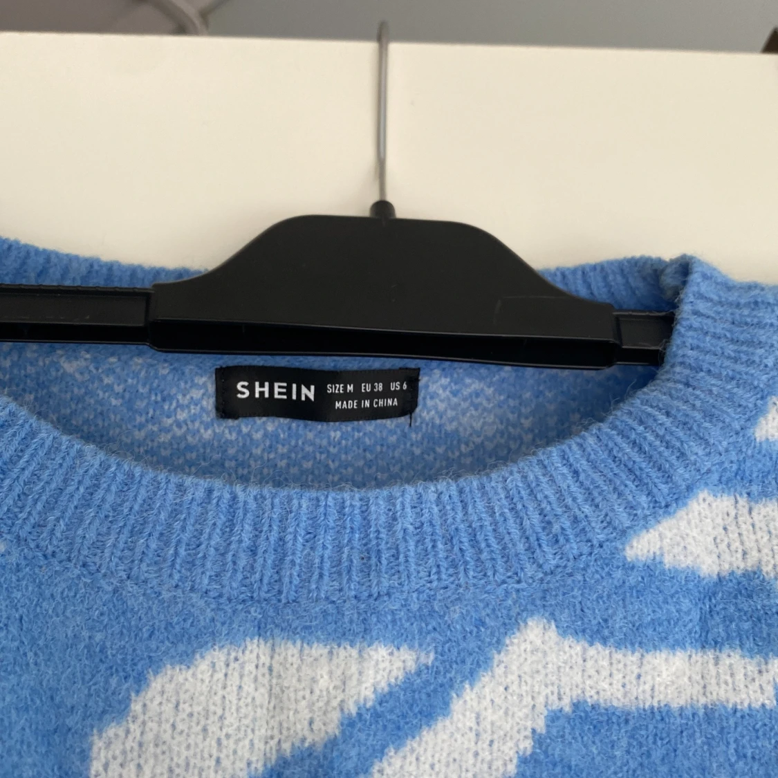 Ljusblå sweatshirt med mönster  - 90