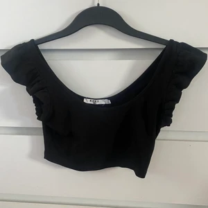 Topp säljes!  - Oanvänd topp i kortare modell säljes, oanvänd 🫶