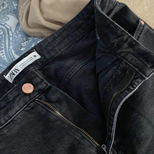 Zara high waisted, straight jeans  - Ingen missfärgning, som sprillans nya jeans från zara i storlek 40, perfekt längd och inget släpande på marken när man går
