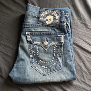 true religion jeans - säljer ett par coola true religion jeans! jag är 180 och dem sitter perfekt! cool sliten färg och en grym ”fade” på både fram och baksida. Jeansen har några små hål, kom prov för bild på dem. Kom också priv om du har frågor eller söker mer bilder! 