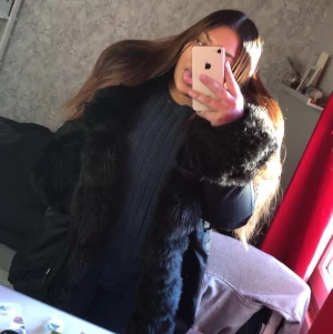 Fake pälsjacka.  - Köpte denna 2020, den är använd MAX 7 gånger då jag köpte en annan jacka som jag vart mer bekväm i!  Fake päls!!  Man kan ta av pälsen från jackan, puffarna och det inuti jackan.  Ordinarie pris 1699kr. 