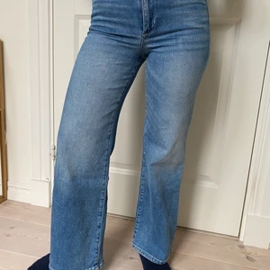 Jeans H&M wide high waist ankle length - Snygga basic jeans från H&M. 