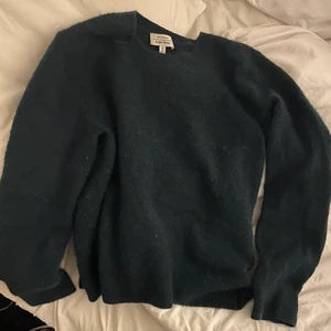 Mörkgrön stickad tröja - Mörkgrå stickad tröja från Other Stories, otroligt fin men kommer tyvärr inte till användning därav säljer jag den! Storlek M