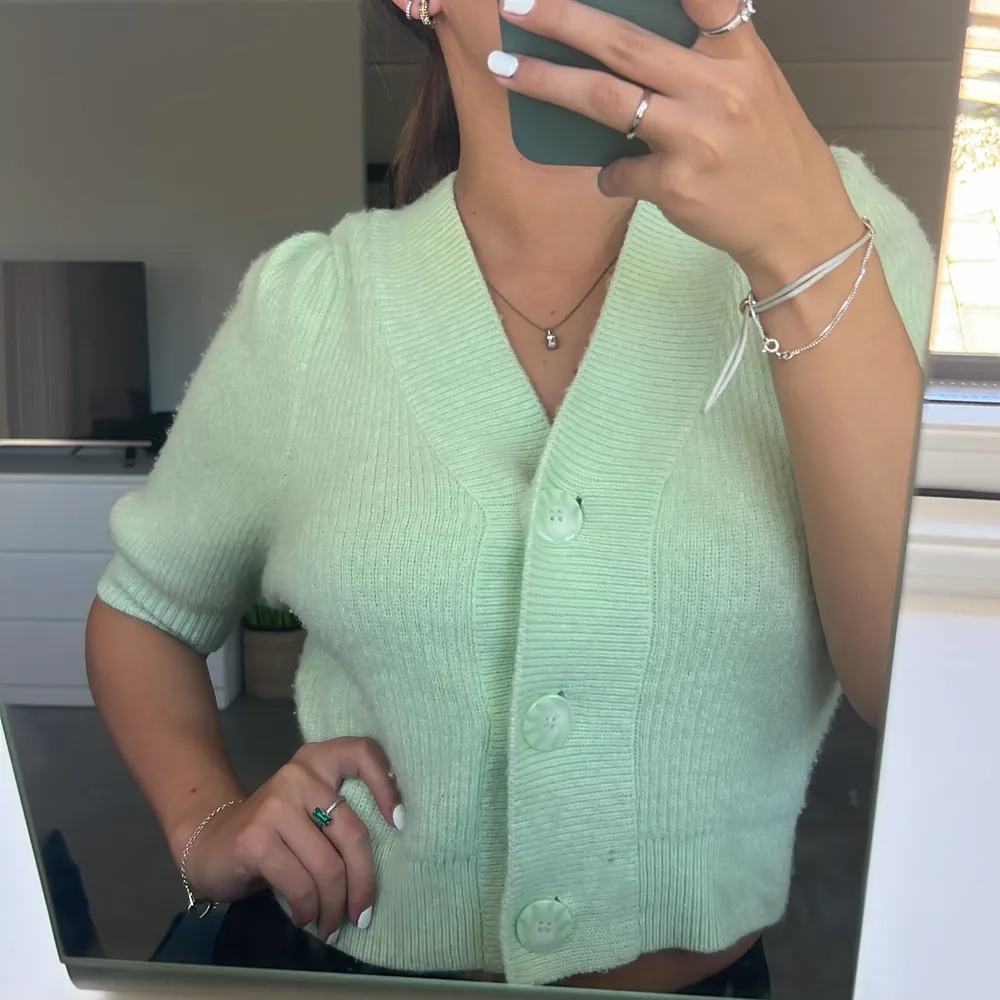 Denna fina stickade tröja är från Zara och är oanvänd. En jättefin ljusgrön färg💚💚 . Stickat.