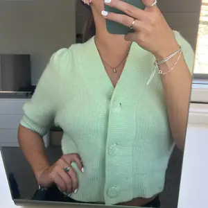 Denna fina stickade tröja är från Zara och är oanvänd. En jättefin ljusgrön färg💚💚 