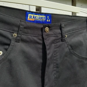 Svarta blåkläder byxor - High/mid waist svarta blåkläder byxor. Står storlek 44 men jag har 30W normalt och passar bra. Raka ben.