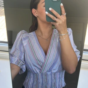 Färgglad topp strl xs - Säljer denna otroligt fina topp från Zara. Den är använd endast en gång och är i helt nyskick. Storleken är Xs men passar S-M också! Super skön och luftig🌸🌸