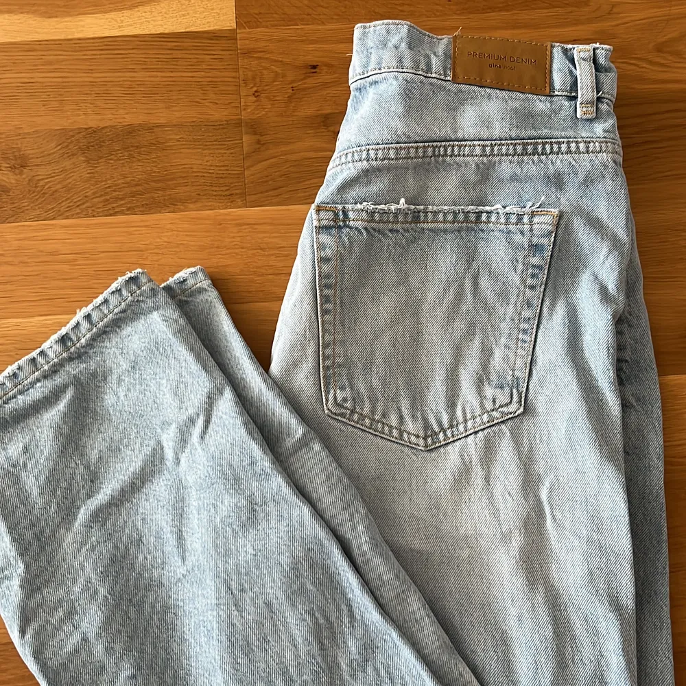 Jeans från Gina, deras 90s high waist jeans! Storlek 38, i fin blå färg. Köparen står för frakt💘. Jeans & Byxor.
