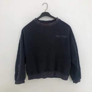 Gosha Rubchinskiy 15 CNOPT/SPORT 3M crewneck - Mörkblå Gosha Rubchinskiy tröja med reflex. Okej skick, tydliga tecken på slitage på framförallt kragen och trycket. Storlek S men känns som XS.  