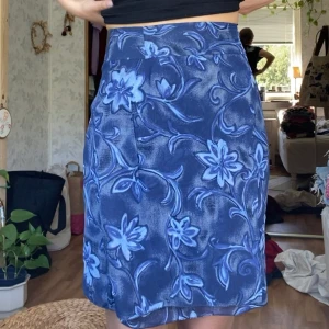 blå blommig tjol - bli lite lite coolare med denna secondhand-tjol från Berlin😮‍💨 