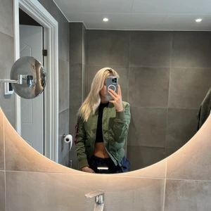 Alpha Industries jacka - grön  - En grön jacka från Alpha Industries. Använd ett fåtal gånger och är i nyskick. Hör av dig med frågor eller för fler bilder😇