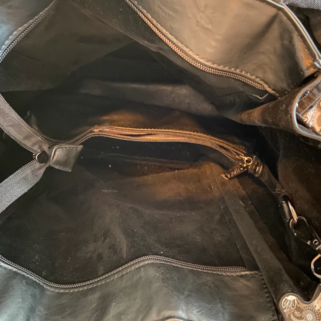 Svart rymlig väska - 90