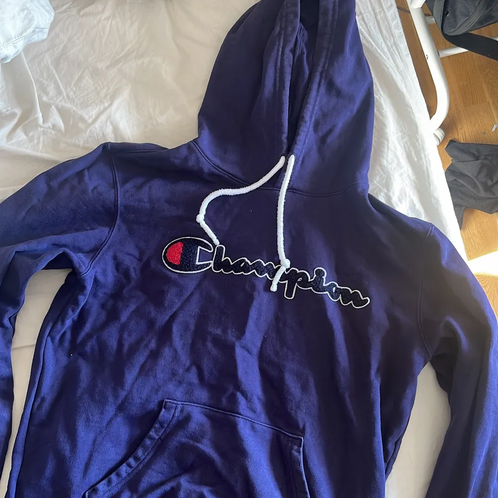 Champion hoodie i en lila blå nyans, skicket är fint och perfekt inför hösten. Skulle säga att den sitter som en S. Spårbarfrakt på 66kr som du själv står för ❤️ billigt pris pga utförsäljning . Hoodies.