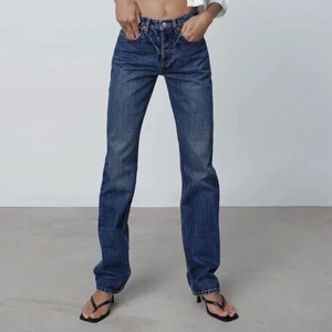 Mid rise straight jeans - Säljer mina mid rise straight jeans från Zara eftersom att de ej passar mig längre💞