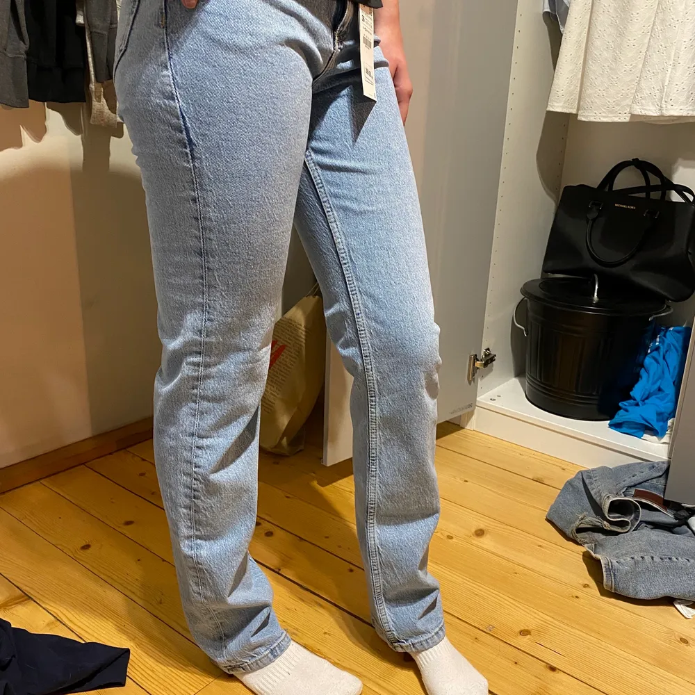 Ett par high rise jeans från zara i strl 36, dessa är för små för mig då de skulle kunna passa strl 34 också, helt nya med lappar kvar. Nypris 399 kr. Jeans & Byxor.