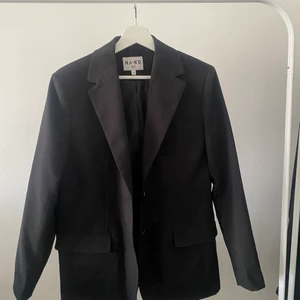 Oversize kavaj NA-KD - Aldrig använd då jag föredrar en annan! Köptes för 800kr har jag för mig. Köparen står för frakt🥰