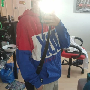 dgk tröja storlek M - den är i ett bra skick använd några gånger perfekt om du vill matcha nått me rött/vitt/blått
