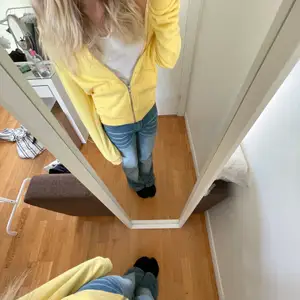 Jättefin gul zip-up tröja ifrån hm! Bra skick, storlek xs💓