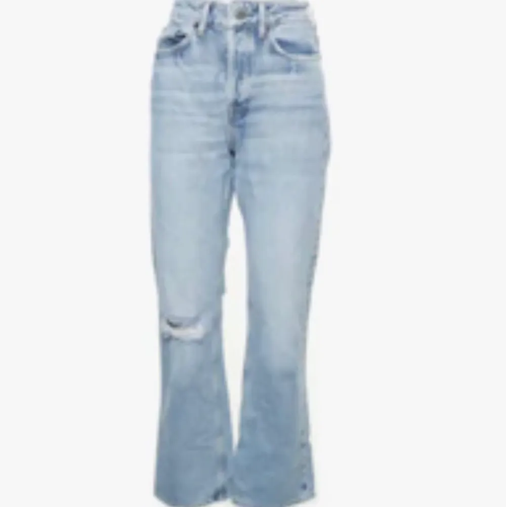 H&M 90’s straight High waist Full lenght jeans i storlek 36. Ljus blåa, bra material har aldrig använts, bootcut/straight jeans💗. Jeans & Byxor.
