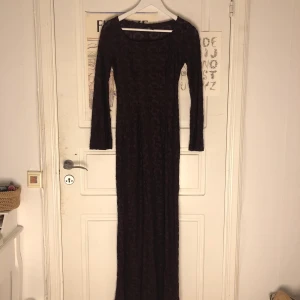 Vacker långklänning  - Storlek 40, men betydligt mindre på. Vinröd och sååå vacker, men kommer inte till användning tyvärr! 