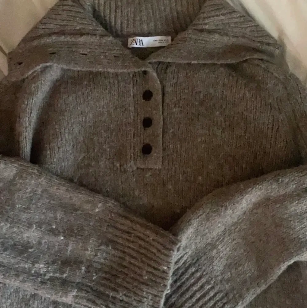 Säljer min favorit tröja från zara💖💖Köpte den från förra höstens zara kollektion och den har kommit till stor användning!. Tröjor & Koftor.