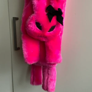 Halsduk  - Halsduk Hell Bunny . Rosas sparsamt använd. Hämtas i malmö 