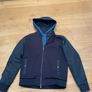 Hugo Boss jacka - Tja, Säljer min Hugo Boss jacka då den inte kommit till användning.  Storlek: s-m Pris: 899kr  Köparen står för frakt