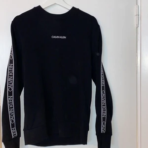 Calvin Klein Sweater / Storlek XS - En 6 månader gammal Calvin Klein tröja, knappt använd, inprincip nyskick alltså. Jag är strax under 180cm och den sitter bra, är man någon centimeter längre passar den nog felfritt. Nypris 1200kr. Hör av er vid intresse. 072-528-4004