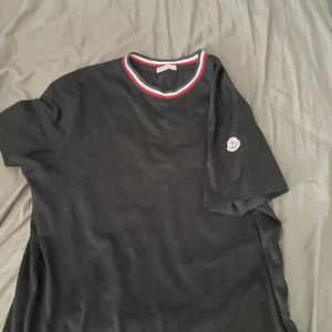 Moncler T-shirt  - Hej säljer min moncler T-shirt den är äkta köpt i Danmarks moncler affär för 1 år sen ungefär snygg och bekväm att ha på sig inga skador 