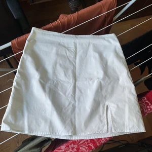 miniskirt med slit - miniskirt/minikjol med slit i fram. vit, från shein. använd, men fortfarande bra skick! storlek L, men passar bättre på en M 🤍 inte alls genomskinlig! har haft både svarta & klarrosa underkläder men det syns inte 😍 