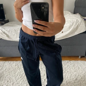 Adidas  - Mörkblå Adidas byxor från Beyond retro köpta för 350 kr!💙 Köparen står för frakt men kan också möttas upp i Uppsala.😋