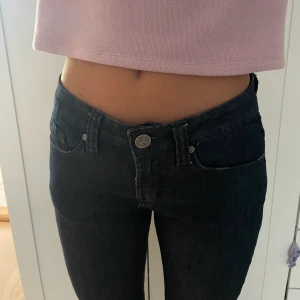 Lågmidjade jeans - Svarta/mörkblå lågmidjade jeans. Helt nya så toppskick. Storlek 36/38💖hör av dig vid frågor och köparen står för frakten