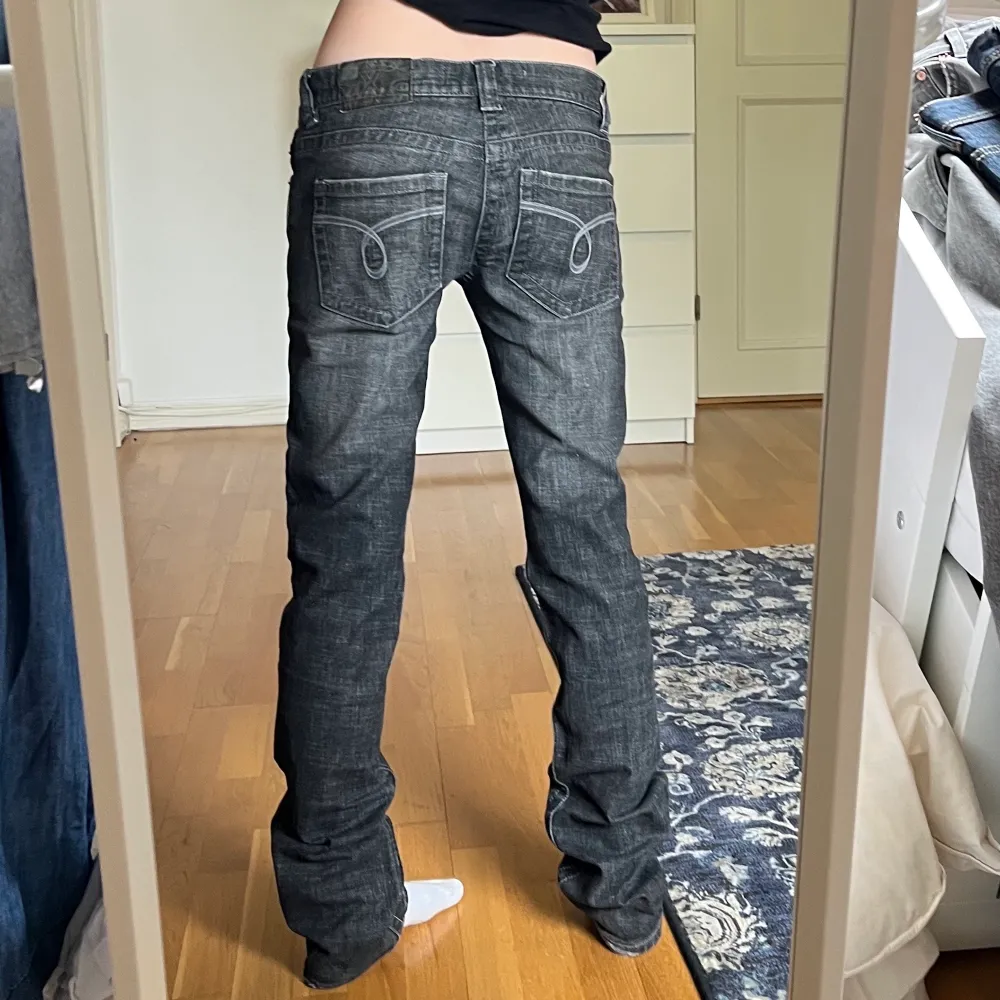 Jag säljer dessa gråa lågmidjade Roxy denim jeans med coolt tryck på bakfickorna. Jeansen är i bra skick och har midjemåttet 78cm. Jag är 160 lång och de är lite för långa för mig. Jag kan mötas upp i  Sthlm eller frakta, köparen står för frakten💕. Jeans & Byxor.