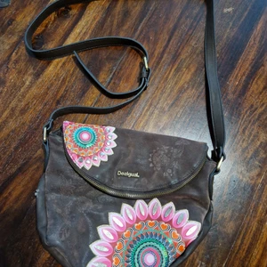 Desigual - Väskan knappt använd Mått c:a 26×23