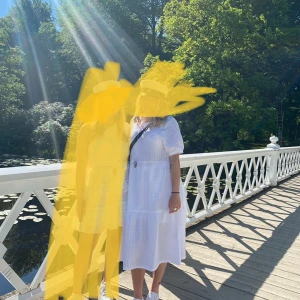 Klänning - Säljer min studentklänning från monki då den inte kommer till användning, använd 1 gg, storlek S