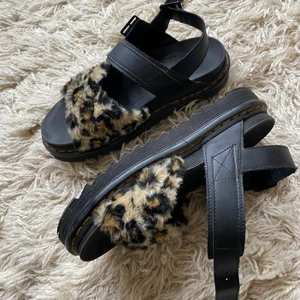 Dr Martens Voss sandal med leopardpäls - Sandal med grov räfflad sula och ”fluff”