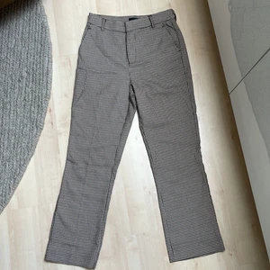 Kostymbyxor Gina Tricot - Säljer dessa coola, rutaktiga kostymbyxor i höstiga färger. Är köpta på Gina i storlek 34. Säljer då de är för korta för mig. Sparsamt använda. Hör av er vid frågor!🤎