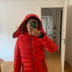 Jacka - Säljer då den inte kommer till användning. Kan mötas i Stockholm annars står köparen för frakt 