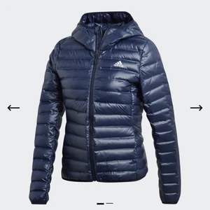 Adidas dunjacka - Den här dunjackan kan användas året om. Den har smal passform och sömlös kanaldesign som gör den extra vattenavvisande och vindtät. Inga skador, så gott som ny!  (Ej mina bilder)