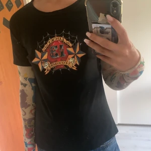 Tattoo sleeve tröja - Snygg långärmad tröja med tattoo sleeve. Bra skick 