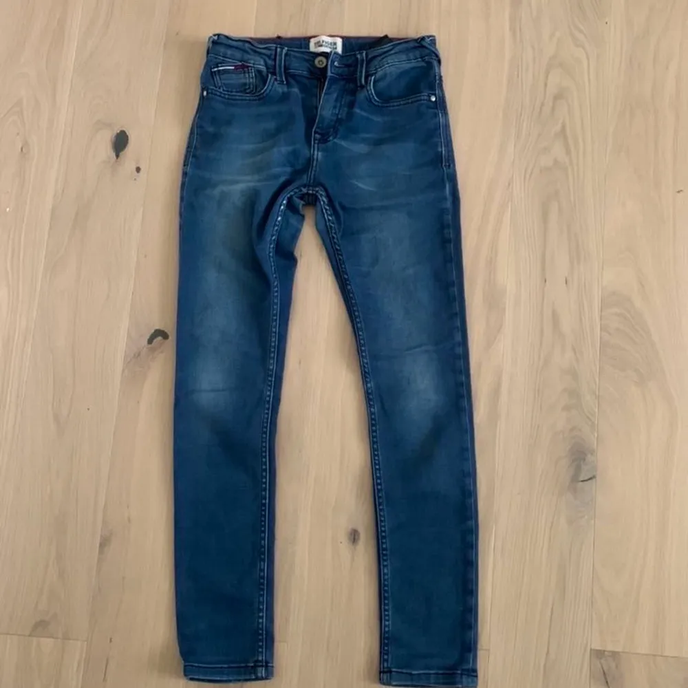 mid waisted tommy hilfiger jeans i storlek 164. finns vissa defekter som på tredje bilden men annars superfina😍 köparen står för frakten!!. Jeans & Byxor.