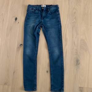 mid waisted tommy hilfiger jeans i storlek 164. finns vissa defekter som på tredje bilden men annars superfina😍 köparen står för frakten!!