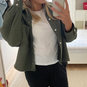 Superhärlig grön höst jacka!  - Säljer nu min gröna höstjacka från Zara som jag själv sytt upp lite! Jättefin och i jättebra skick! Perfekt nu till hösten!⭐️